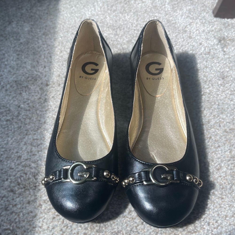 G by GUESS Black ballerina Flats with gold accent size 8.5 women’s